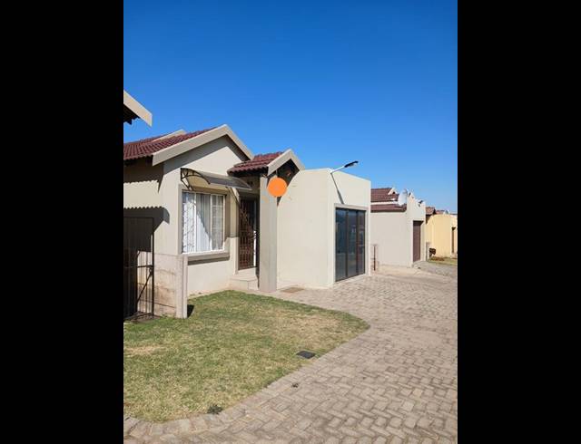 3 BEDROOM TOWNHOUSE FOR SALE IN MOHLAKENG